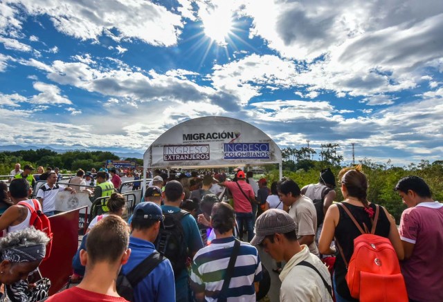 Venezolanos cruzan el puente internacional Simón Bolívar desde San Antonio del Táchira, Venezuela hacia Cúcuta, Norte de Santander, Colombia (Foto archivo/ AFP / Luis Acosta) 