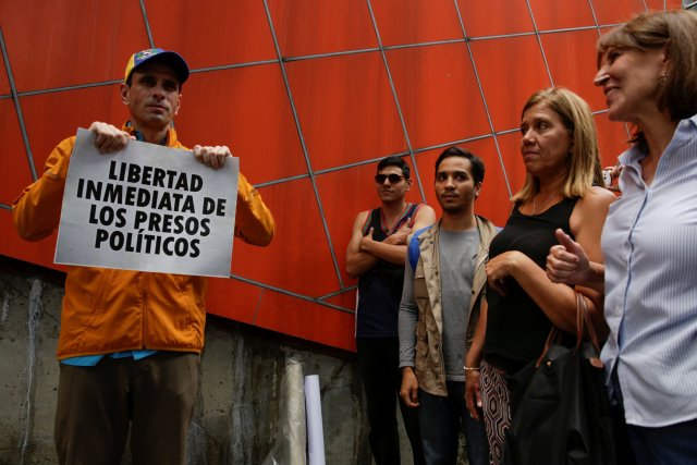 El líder opositor venezolano y gobernador del estado de Miranda, Henrique Capriles, posa para una fotografía con un anuncio en Caracas, Jul 3, 2017.  REUTERS/Marco Bello