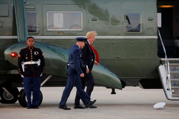 La reacción de Donald Trump ante un marine al que se le cayó el gorro (video)