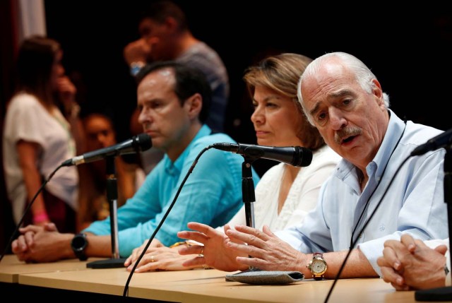 Expresidentes Andres Pastrana, Laura Chinchilla, Jorge Quiroga durante su visita a Caracas, Venezuela para actuar como observadores de la consulta popular del 16 de julio de 2017. REUTERS/Carlos Garcia Rawlins 