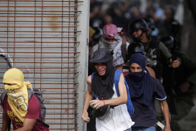 Demonstrators run away from riot security forces at a rally during a strike called to protest against Venezuelan President Nicolas Maduro's government in Caracas, Venezuela July 27, 2017. REUTERS/Marco Bello