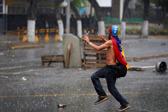 Cuerpos de seguridad reprimieron a manifestantes en Bello Campo. REUTERS/Carlos Garcia Rawlins