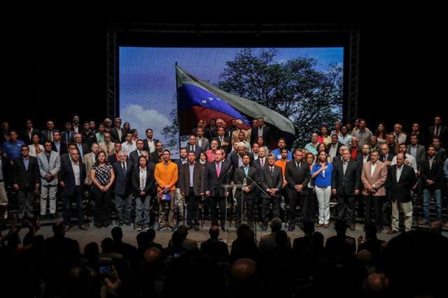 Oposición venezolana convoca un referéndum para "elegir el futuro del país" El presidente de la Asamblea Nacional (AN), Julio Borges, habla durante una reunión hoy, lunes 3 de julio de 2017, en Caracas (Venezuela). La oposición venezolana convocó hoy para el 16 de julio un referéndum para que el pueblo elija "el futuro del país", en el que se planteará a los ciudadanos si rechazan o aprueban el proceso constituyente activado por el Gobierno y se les llama a pronunciarse sobre la celebración de nuevas elecciones. "Que sea el pueblo quien decida si convoca y respalda la renovación de los poderes públicos que se encuentran al margen de la Constitución, además de la conformación de un gobierno de unidad nacional y la realización de elecciones transparentes y libres", anunció el presidente de la AN, el opositor Julio Borges. EFE/Miguel Gutiérrez