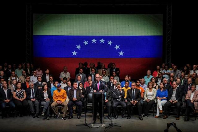 Oposición venezolana convoca un referéndum para "elegir el futuro del país" El presidente de la Asamblea Nacional (AN), Julio Borges, habla durante una reunión hoy, lunes 3 de julio de 2017, en Caracas (Venezuela). La oposición venezolana convocó hoy para el 16 de julio un referéndum para que el pueblo elija "el futuro del país", en el que se planteará a los ciudadanos si rechazan o aprueban el proceso constituyente activado por el Gobierno y se les llama a pronunciarse sobre la celebración de nuevas elecciones. "Que sea el pueblo quien decida si convoca y respalda la renovación de los poderes públicos que se encuentran al margen de la Constitución, además de la conformación de un gobierno de unidad nacional y la realización de elecciones transparentes y libres", anunció el presidente de la AN, el opositor Julio Borges. EFE/Miguel Gutiérrez