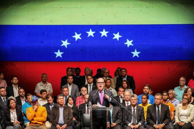 Oposición venezolana convoca un referéndum para "elegir el futuro del país" El presidente de la Asamblea Nacional (AN), Julio Borges, habla durante una reunión hoy, lunes 3 de julio de 2017, en Caracas (Venezuela). La oposición venezolana convocó hoy para el 16 de julio un referéndum para que el pueblo elija "el futuro del país", en el que se planteará a los ciudadanos si rechazan o aprueban el proceso constituyente activado por el Gobierno y se les llama a pronunciarse sobre la celebración de nuevas elecciones. "Que sea el pueblo quien decida si convoca y respalda la renovación de los poderes públicos que se encuentran al margen de la Constitución, además de la conformación de un gobierno de unidad nacional y la realización de elecciones transparentes y libres", anunció el presidente de la AN, el opositor Julio Borges. EFE/Miguel Gutiérrez