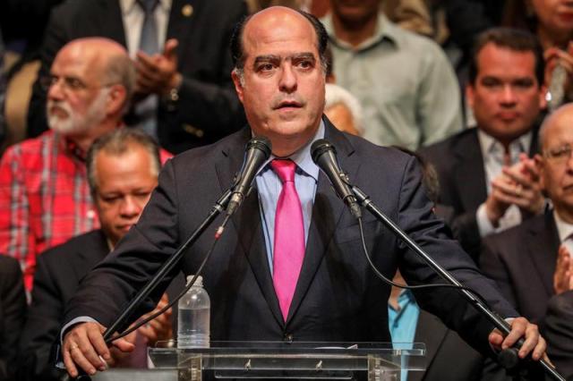 Oposición venezolana convoca un referéndum para "elegir el futuro del país" El presidente de la Asamblea Nacional (AN), Julio Borges, habla durante una reunión hoy, lunes 3 de julio de 2017, en Caracas (Venezuela). La oposición venezolana convocó hoy para el 16 de julio un referéndum para que el pueblo elija "el futuro del país", en el que se planteará a los ciudadanos si rechazan o aprueban el proceso constituyente activado por el Gobierno y se les llama a pronunciarse sobre la celebración de nuevas elecciones. "Que sea el pueblo quien decida si convoca y respalda la renovación de los poderes públicos que se encuentran al margen de la Constitución, además de la conformación de un gobierno de unidad nacional y la realización de elecciones transparentes y libres", anunció el presidente de la AN, el opositor Julio Borges. EFE/Miguel Gutiérrez