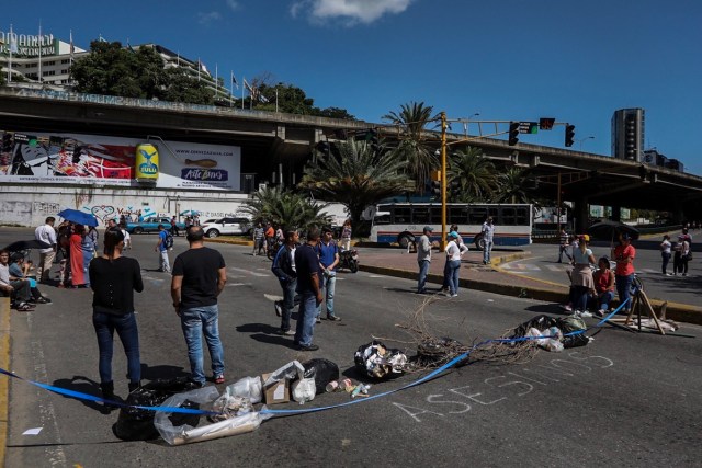 CAR25. CARACAS (VENEZUELA), 04/07/2017.- Manifestantes opositores cortan vías hoy, martes 4 de julio de 2017, en Caracas (Venezuela), para protestar contra el cambio de Constitución que promueve el Gobierno de Nicolás Maduro mediante una Asamblea Nacional Constituyente (ANC). El denominado "trancazo nacional contra la dictadura" inició como estaba pautado a las 12.00 hora local (16.00 GMT) y se extenderá durante seis horas, siendo esta la convocatoria de más larga duración que ha hecho la MUD desde que se iniciaron las protestas antigubernamentales hace tres meses. EFE/Miguel Gutiérrez