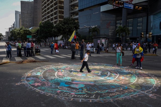 CAR25. CARACAS (VENEZUELA), 04/07/2017.- Manifestantes opositores cortan vías hoy, martes 4 de julio de 2017, en Caracas (Venezuela), para protestar contra el cambio de Constitución que promueve el Gobierno de Nicolás Maduro mediante una Asamblea Nacional Constituyente (ANC). El denominado "trancazo nacional contra la dictadura" inició como estaba pautado a las 12.00 hora local (16.00 GMT) y se extenderá durante seis horas, siendo esta la convocatoria de más larga duración que ha hecho la MUD desde que se iniciaron las protestas antigubernamentales hace tres meses. EFE/Miguel Gutiérrez