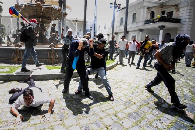  El diputado por el estado Bolívar, Américo de Grazia fue brutalmente maltratado. EFE