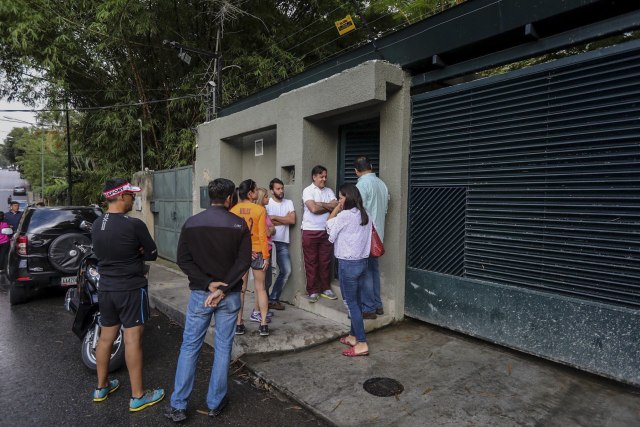 GRA225. CARACAS, 08/07/2017.- Vista de la entrada de la casa en Caracas del opositor venezolano Leopoldo López, que ha abandonado la cárcel y ha pasado a estar en una situación de "arresto domiciliario". EFE/Miguel Gutiérrez