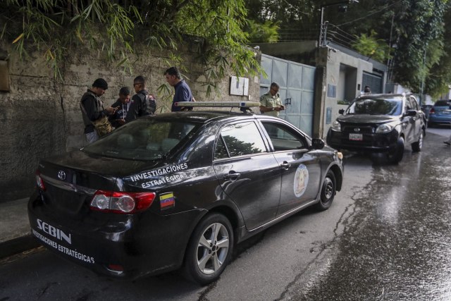 GRA235. CARACAS, 08/07/2017.- Miembros del Servicio Bolivariano de Inteligencia Nacional (Sebin), permanecen en la entrada de la casa del opositor venezolano Leopoldo López que ha abandonado la cárcel y ha pasado a estar en una situación de "arresto domiciliario". EFE/Miguel Gutiérrez