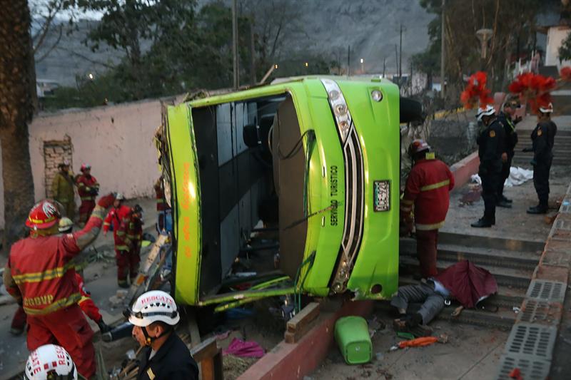 Al menos ocho muertos y 35 heridos deja accidente de bus turístico en Lima