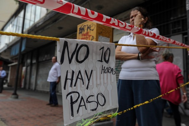 CAR111. CARACAS (VENEZUELA), 10/07/2017.- Manifestantes bloquean una vía hoy, lunes 10 de julio de 2017, en Caracas (Venezuela). Los opositores venezolanos atendieron hoy a la convocatoria de realizar un "trancazo" de calles en todo el país contra la "dictadura" que se espera se extienda por diez horas, después de que la alianza antichavista intentara reducir esta protesta a solo dos horas. EFE/Miguel Gutiérrez