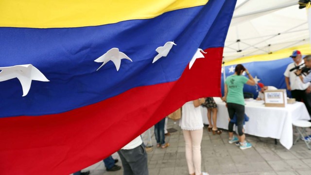 GRA025. LAS PALMAS DE GRAN CANARIA, 16/07/2017.- Varios ciudadnos venezolanos en el centro de votación de la consulta popular que se celebra hoy en Venezuela y en más de 200 ciudades en todo el mundo, incluidas las siete islas canarias. EFE/Elvira Urquijo A.