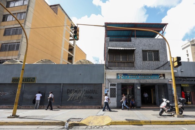 ACOMPAÑA CRÓNICA: VENEZUELA CRISIS CAR112. CARACAS (VENEZUELA), 20/07/2017.- Fotografía de una calle con sus locales comerciales cerrados hoy, jueves 20 de julio de 2017, en Caracas (Venezuela). Sectores enteros de Caracas permanecen hoy cerrados al tráfico en seguimiento del paro general de 24 horas convocado por la oposición contra el presidente, Nicolás Maduro, en una nueva acción de protesta antigubernamental que atrancó las comunicaciones y provocó el cierre de buena parte de los negocios. EFE/Miguel Gutiérrez