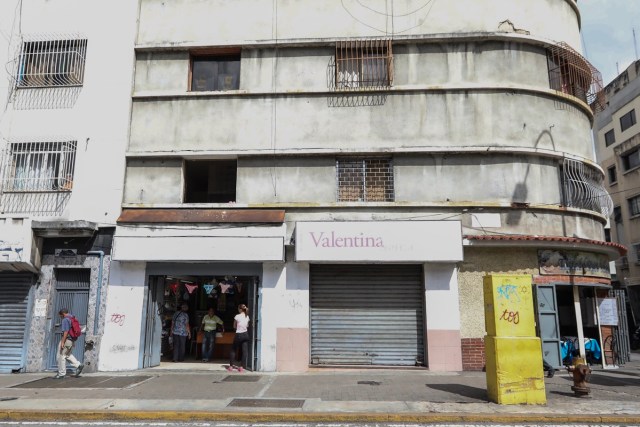 ACOMPAÑA CRÓNICA: VENEZUELA CRISIS CAR116. CARACAS (VENEZUELA), 20/07/2017.- Fotografía de una calle con sus locales comerciales cerrados hoy, jueves 20 de julio de 2017, en Caracas (Venezuela). Sectores enteros de Caracas permanecen hoy cerrados al tráfico en seguimiento del paro general de 24 horas convocado por la oposición contra el presidente, Nicolás Maduro, en una nueva acción de protesta antigubernamental que atrancó las comunicaciones y provocó el cierre de buena parte de los negocios. EFE/Miguel Gutiérrez