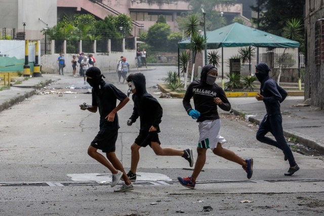 CAR139. CARACAS (VENEZUELA), 20/07/2017.- Manifestantes opositores bloquean una calle hoy, jueves 20 de julio de 2017, en Caracas (Venezuela). Sectores enteros de Caracas permanecen hoy cerrados al tráfico en seguimiento del paro general de 24 horas convocado por la oposición contra el presidente, Nicolás Maduro, en una nueva acción de protesta antigubernamental que atrancó las comunicaciones y provocó el cierre de buena parte de los negocios. EFE/Cristian Hernández