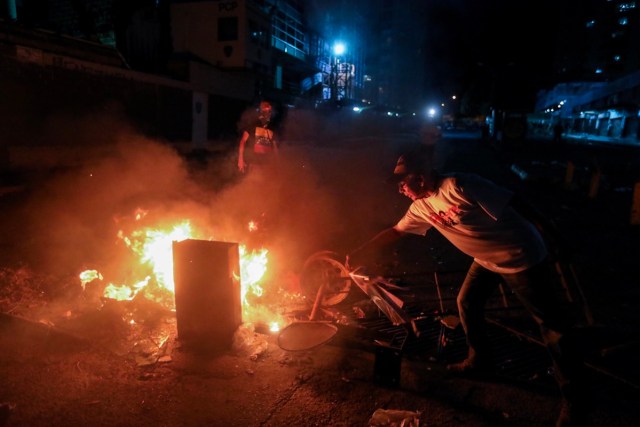 CAR151. CARACAS (VENEZUELA), 20/07/2017.- Manifestantes mantienen paro y trancazo en horas de la noche hoy, jueves 20 de julio de 2017, en Caracas (Venezuela). Sectores enteros de Caracas permanecen hoy cerrados al tráfico en seguimiento del paro general de 24 horas convocado por la oposición contra el presidente, Nicolás Maduro, en una nueva acción de protesta antigubernamental que atrancó las comunicaciones y provocó el cierre de buena parte de los negocios. EFE/Miguel Gutiérrez