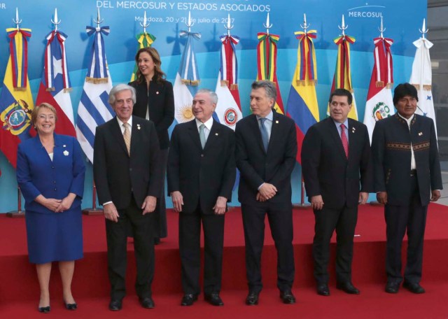 ARG17. MENDOZA (ARGENTINA), 21/07/2017.- De izquierda a derecha: la presidenta de Chile, Michelle Bachelet; el presidente de Uruguay, Tabaré Vázquez; el presidente de Brasil, Michel Temer; el presidente de Argentina, Mauricio Macri; el presidente de Paraguay, Horacio Cartes y el presidente de Bolivia, Evo Morales, participan en la cumbre semestral de jefes de Estado del Mercado Común del Sur (Mercosur) hoy, viernes 21 de julio de 2017, en Mendoza (Argentina). La Organización de Naciones Unidas para la Alimentación y la Agricultura (FAO) y el Mercado Común del Sur (Mercosur) acordaron hoy impulsar acciones para erradicar el hambre, la malnutrición y la pobreza rural, y proteger al sector agrícola en los países del bloque suramericano. EFE/Alberto Ortiz