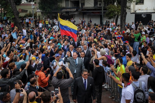 Simpatizantes asisten a una sesión de la Asamblea Nacional de Venezuela hoy, viernes 21 de julio de 2017, en Caracas (Venezuela). El Parlamento venezolano, de mayoría opositora, eligió hoy a 33 nuevos magistrados del Tribunal Supremo de Justicia (TSJ), en una decisión no reconocida por el Gobierno y por los jueces en ejercicio de esta alta corte cuya legitimidad ha dejado de reconocer la Cámara. EFE/Miguel Gutiérrez