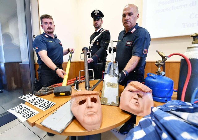 HAR01 TURÍN (ITALIA), 24/07/2017.- Miembros de los Carabinari muestran unas máscaras con la imagen del presidente de Estados Unidos, Donald Trump, usadas por dos ladrones, durante una rueda de prensa en Turín, Italia, hoy, 24 de julio de 2017. Dos hermanos, Vittorio y Ivan Lafore, utilizaron las máscaras cuando trataban de robar en un cajero automático. Ambos fueron arrestados hoy en Turín. EFE/Alessandro Di Marco