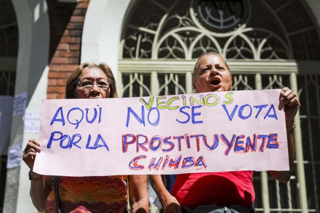 CAR05. CARACAS (VENEZUELA), 24/07/2017.- Dos mujeres se manifiestan en rechazo a la Asamblea Constituyente hoy, lunes 24 de julio de 2017, en un colegio electoral de Caracas (Venezuela). Venezuela inicia hoy la semana decisiva para la elección de la Asamblea Nacional Constituyente convocada por el presidente, Nicolás Maduro, con los oficialistas entrando en la recta final de su campaña en medio de protestas y llamados a paro de los opositores en rechazo a esos comicios. EFE/Miguel Gutiérrez