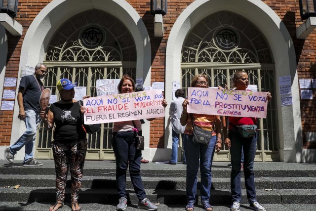 CAR08. CARACAS (VENEZUELA), 24/07/2017.- Mujeres se manifiestan en rechazo a la Asamblea Constituyente hoy, lunes 24 de julio de 2017, en un colegio electoral de Caracas (Venezuela). Venezuela inicia hoy la semana decisiva para la elección de la Asamblea Nacional Constituyente convocada por el presidente, Nicolás Maduro, con los oficialistas entrando en la recta final de su campaña en medio de protestas y llamados a paro de los opositores en rechazo a esos comicios. EFE/Miguel Gutiérrez