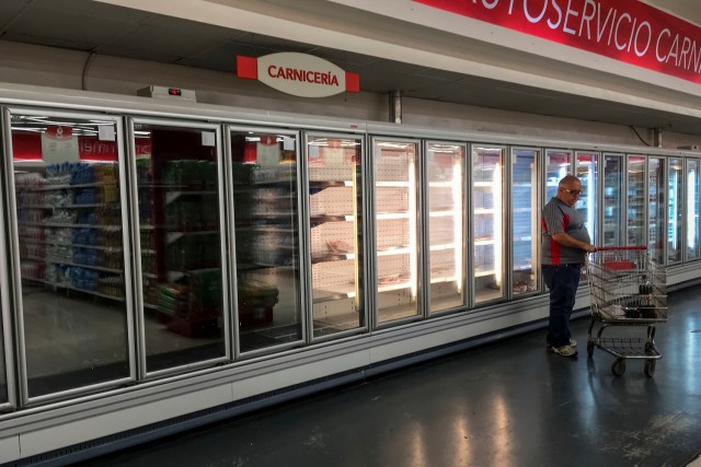 CAR24. CARACAS (VENEZUELA), 24/07/2017.- Personas buscan alimentos en un supermercado con estanterías parcialmente vacíos hoy, lunes 24 de julio de 2017, en Caracas (Venezuela). Numerosos supermercados de Caracas cerrarán hoy con más estanterías vacías de lo habitual después de que los habitantes de la capital hicieran acopio de alimentos y otros productos básicos ante el paro general contra el Gobierno que la oposición convocó para el miércoles y el jueves. EFE/MIGUEL GUTIÉRREZ