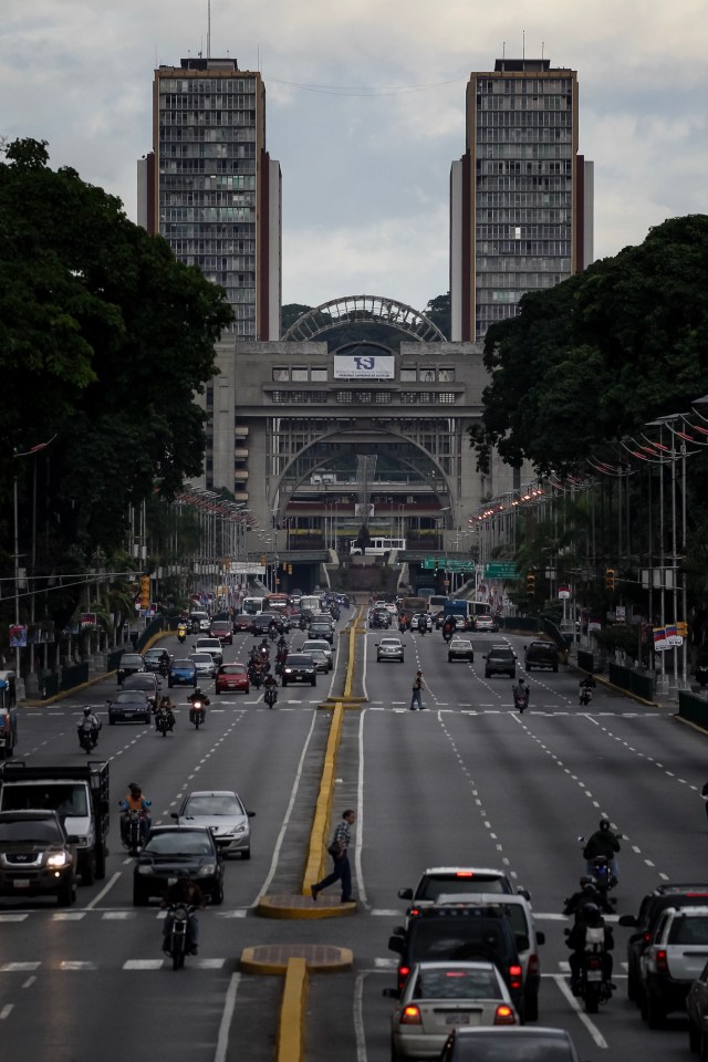 CAR14. CARACAS (VENEZUELA), 26/07/2017.- Vista de calles, avenidas y autopistas parcialmente vacías hoy, miércoles 26 de julio de 2017, durante el comienzo de la huelga general de 48 horas en Caracas (Venezuela). La oposición venezolana ha convocado a una huelga general de 48 horas en todo el país que se inicia hoy como parte de las manifestaciones en contra de la Asamblea Nacional Constituyente que impulsa el Gobierno para cambiar la Carta Magna. EFE/Miguel Gutiérrez