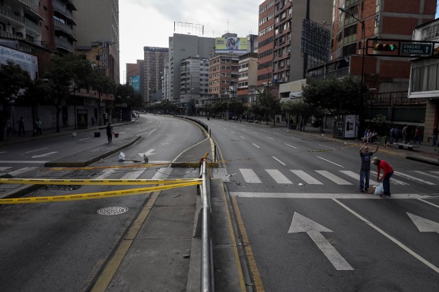 CAR18. CARACAS (VENEZUELA), 26/07/2017.- Vista de calles, avenidas y autopistas parcialmente vacías hoy, miércoles 26 de julio de 2017, durante el comienzo de la huelga general de 48 horas en Caracas (Venezuela). La oposición venezolana ha convocado a una huelga general de 48 horas en todo el país que se inicia hoy como parte de las manifestaciones en contra de la Asamblea Nacional Constituyente que impulsa el Gobierno para cambiar la Carta Magna. EFE/Miguel Gutiérrez