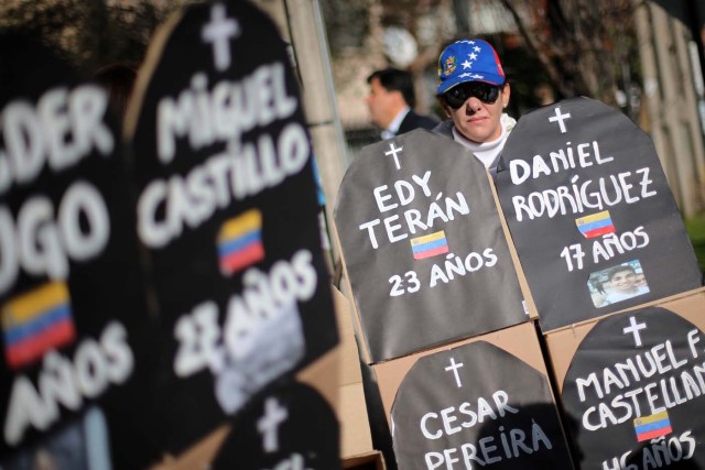 CH10. SANTIAGO (CHILE), 27/07/2017.- Un grupo de personas participa en una protesta contra la Asamblea Constituyente del presidente venezolano, Nicolás Maduro, hoy, jueves 27 de julio de 2017, en frente de la Embajada de Venezuela en Santiago (Chile). El Consulado de Chile en Caracas está gestionando la puesta en libertad del ciudadano chileno Erick José Hormázabal Lagos, arrestado por la policía de Venezuela en el marco de la huelga general de 48 horas convocada por la oposición al presidente Nicolás Maduro. EFE/Mario Ruiz