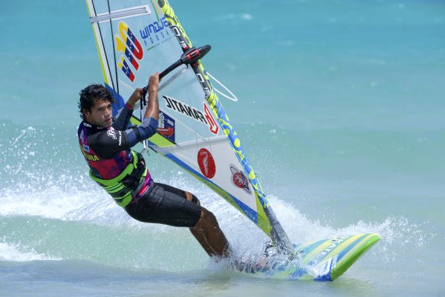 GRA390. FUERTEVENTURA (CANARIAS), 27/07/2105.- Fotografía de archivo del pasado viernes, 24 de julio de 2015, del número dos del ránking mundial y uno de los firmes candidatos a ganar el Campeonato Mundial de 'Windsurf' de Fuerteventura en la prueba de estilo libre, el venezolano José Gollito Estredo, que ha tenido que abandonar la competición tras enfermar de varicela. EFE/Carlos de Saá