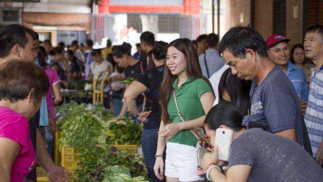 EFRÉN HERNÁNDEZ Image caption El Mercado Social Chino ha funcionado en el vecindario de El Bosque, en el este de la ciudad, por 35 años.