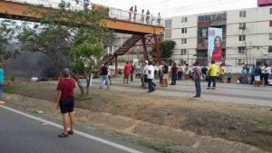 Con barricadas y bombonas de gas mantienen cerradas vías en Margarita #3Jul