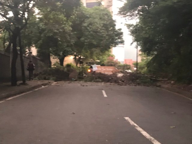 Vecinos cierran el paso en Colinas de Bello Monte / Foto: Traffic Miranda