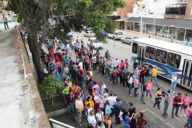 Vecinos de El Paraíso no se rinden y salieron a votar en la consulta popular Foto: Wil Jiménez - LaPatilla.com