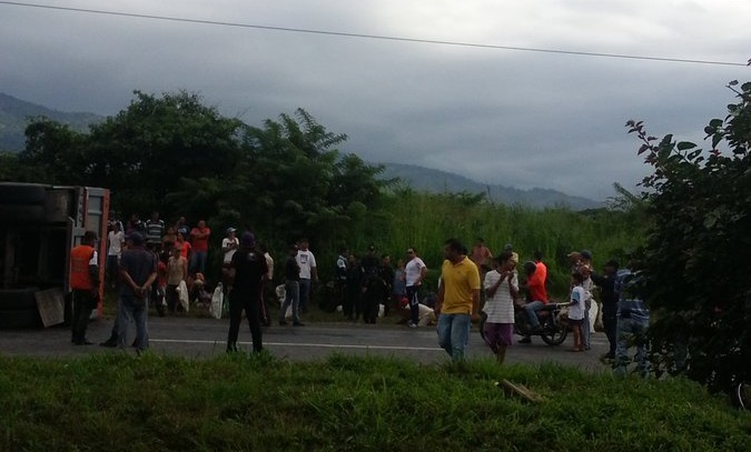 Saquean gandola cargada de maíz en vía de Yaracuy