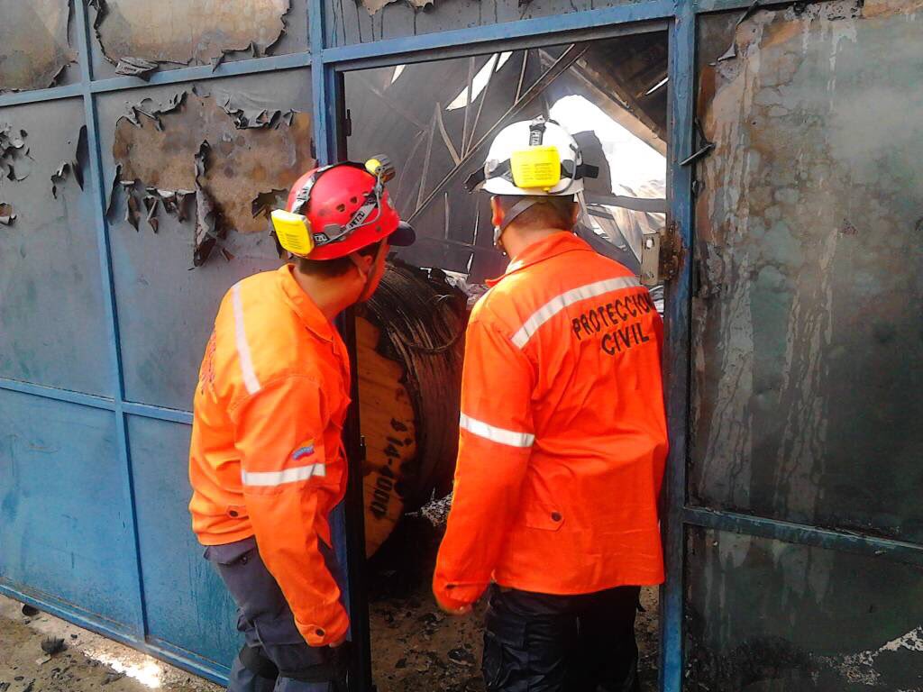 Bomberos controlan incendio en zona industrial de La Yaguara #11Jul (Fotos)