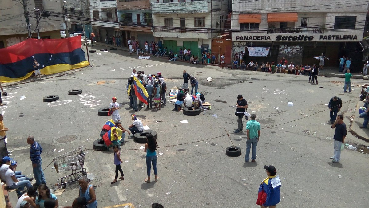 Más de 12 horas de trancazo en las Minas de Baruta #18Jul