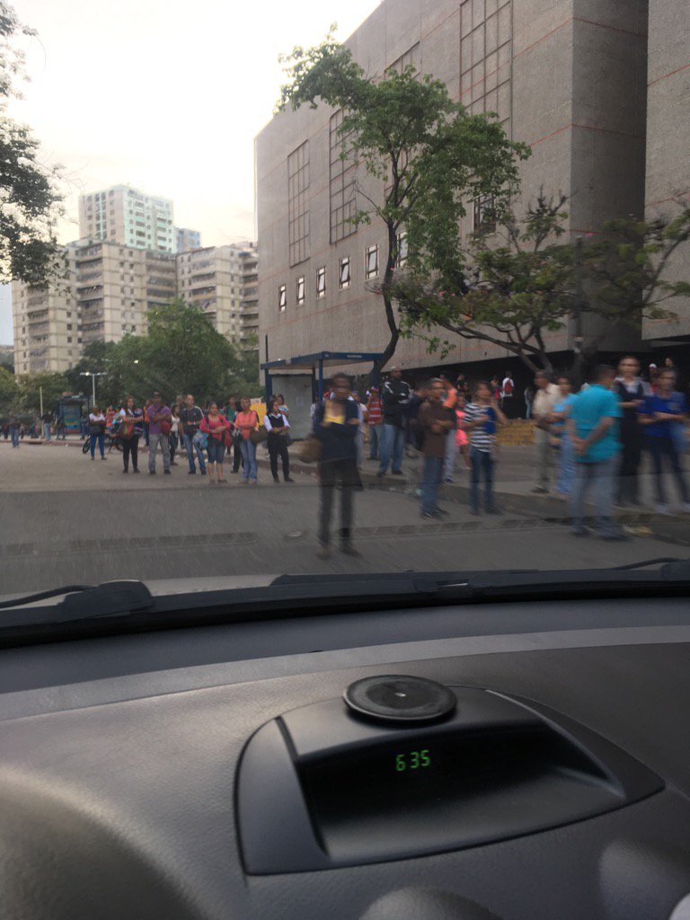 6:35 am usuarios reportan paro de transporte en El Valle #19Jul (Foto)