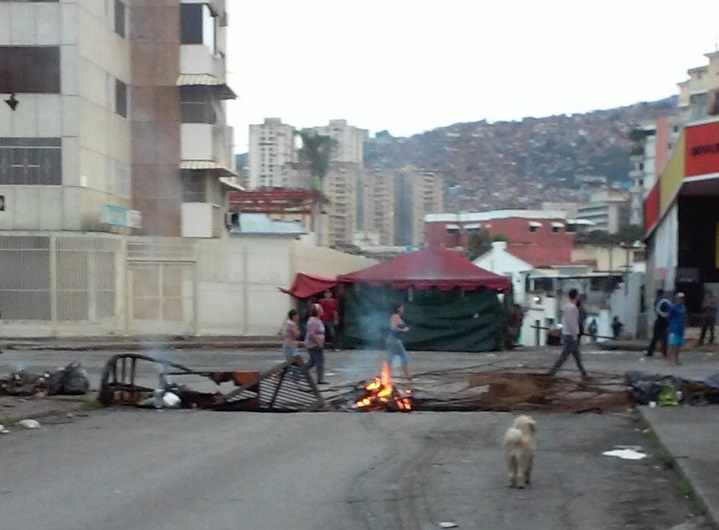 Barricadas cierran paso hacia la Francisco Fajardo desde El Paraíso #20Jul