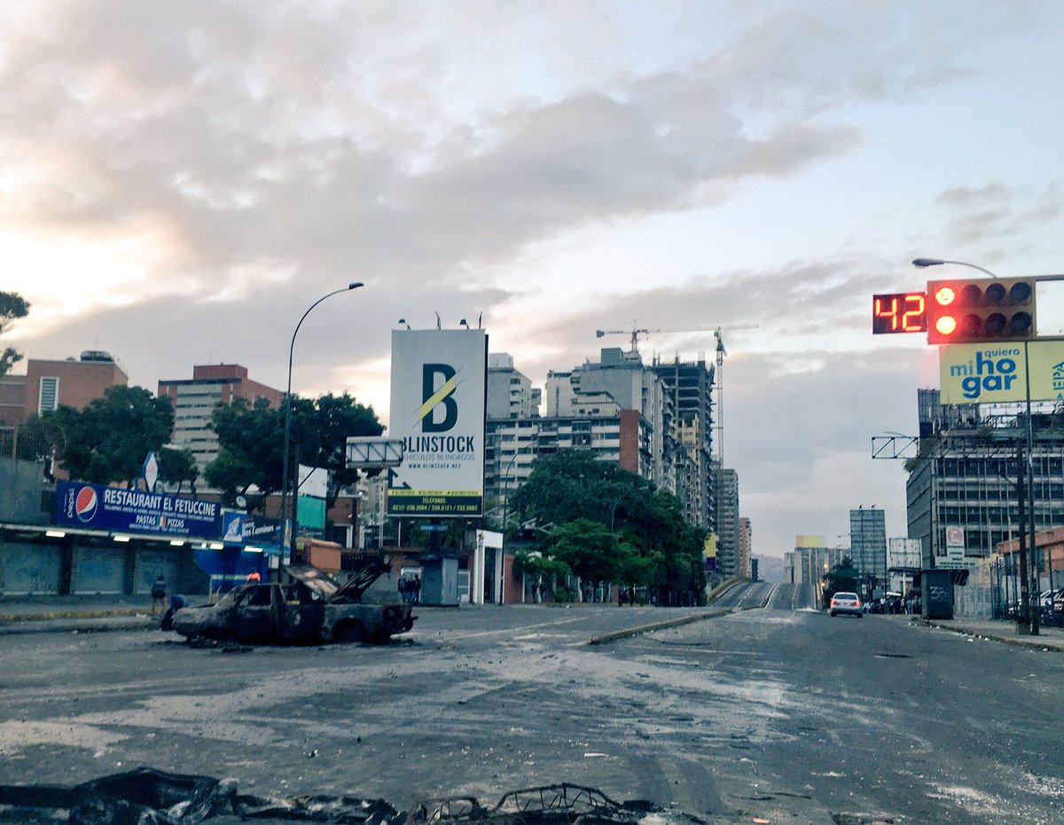 Así amaneció la Francisco de Miranda a la altura de Los Dos Caminos #21Jul