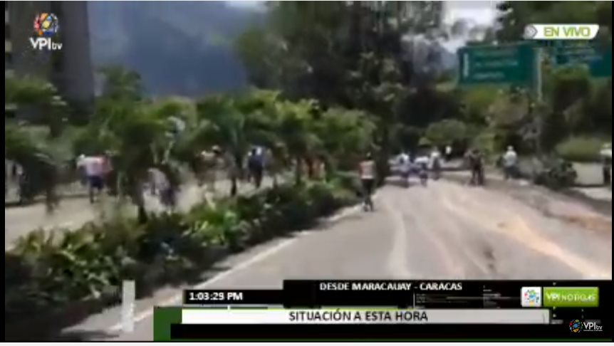 GNB dispara lacrimógenas y perdigones contra manifestantes en Macaracuay #30Jul (Video)