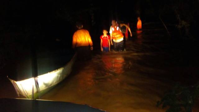 Rescate de niños por funcionarios de Protección Civil en Guárico