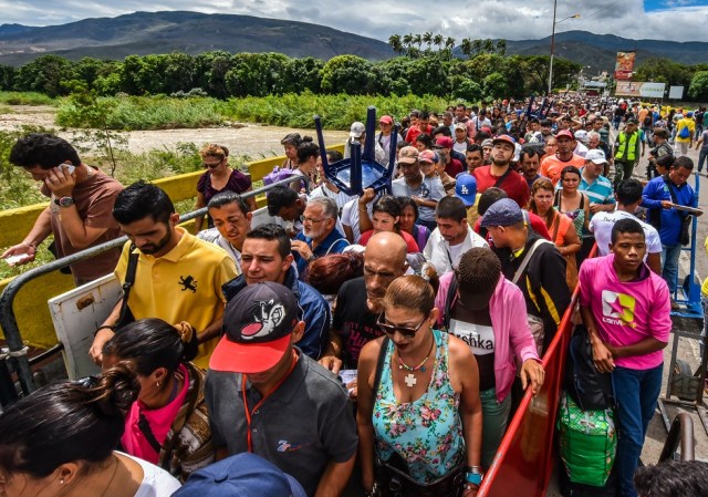 Ciudadanos venezolanos entran en Cucuta, Departamento Norte de Santander, Colombia desde San Antonio del Táchira, Venezuela en el puente internacional Simón Bolívar el 25 de julio de 2017. Unos 25.000 venezolanos cruzan a Colombia y regresan a su país diariamente con alimentos, consumibles y dinero de trabajo ilegal, según fuentes oficiales. Además, hay 47.000 venezolanos en Colombia con estatus migratorio legal y otros 150.000 que ya han completado los 90 días permitidos y ahora están sin visa. / AFP FOTO / Luis Acosta