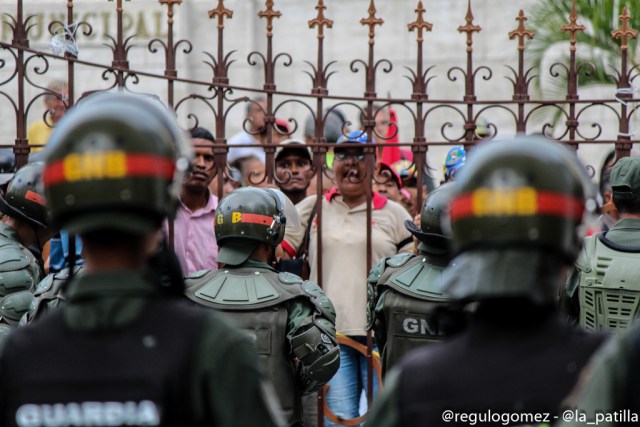 El asalto a la AN en imágenes. Foto: Régulo Gómez / LaPatilla.com