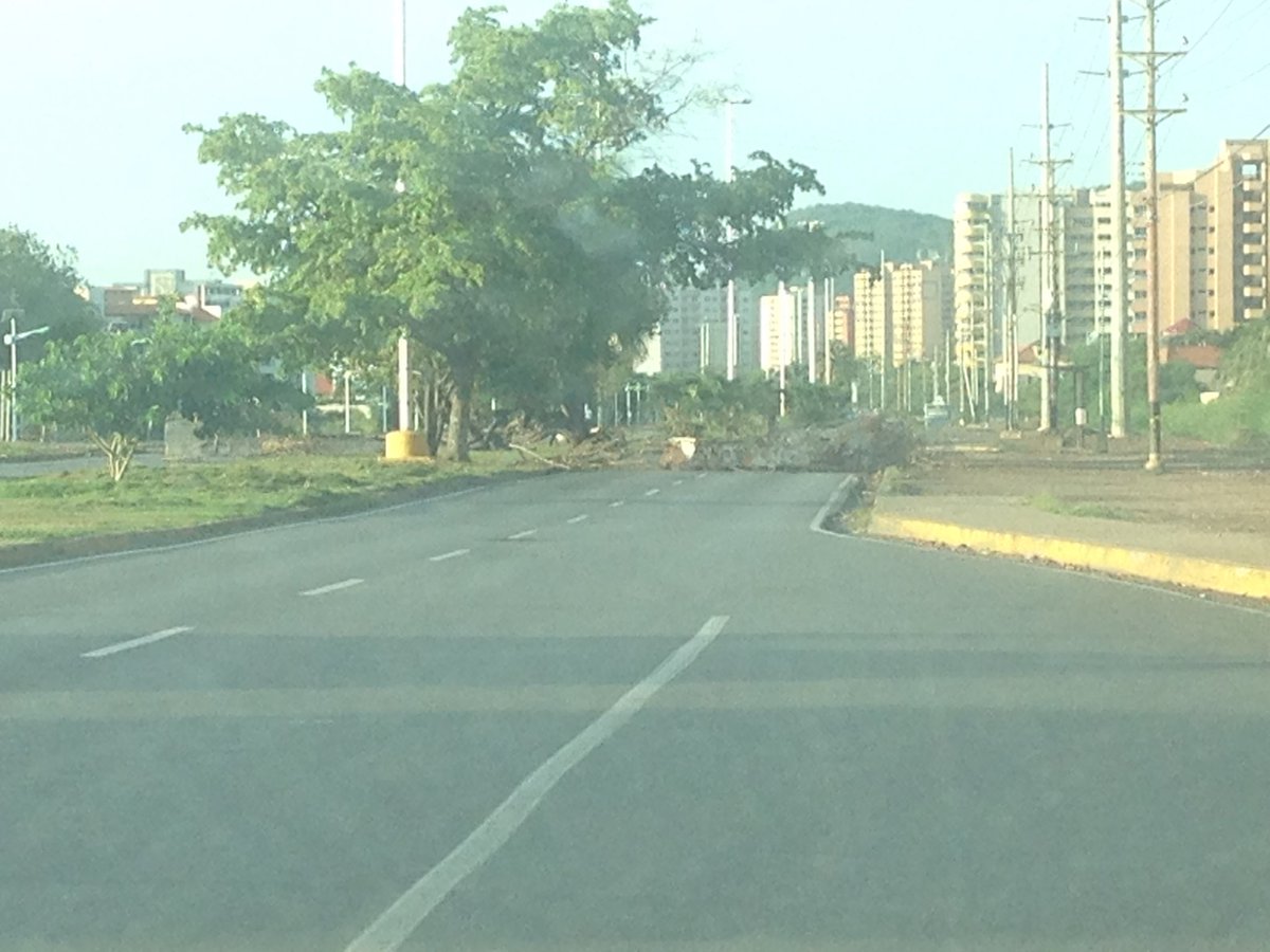 Vecinos de Lechería en Anzoátegui colocan barricadas como protesta