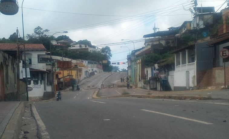 Colectivos “de paz” atacan a manifestantes y hasta una ambulancia en El Hatillo #20Jul