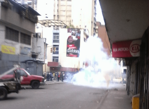 Reprimen a manifestantes que protestaban en Quinta Crespo / Foto: Tomás Guanipa