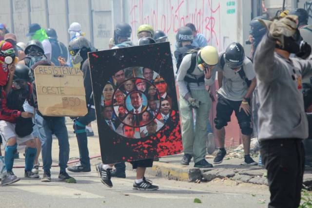 Funcionarios de la GNB reprimen a manifestantes en Bello Monte. Foto; Lapatilla/ Régulo Gómez 